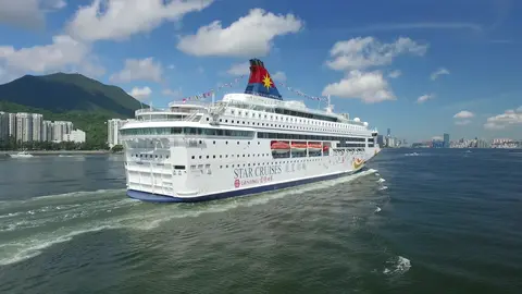 Star Cruises entering port